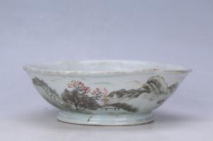 002955“玉顺造”釉上彩山水纹花口碗