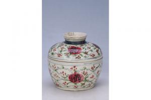 002862五彩花卉纹盒