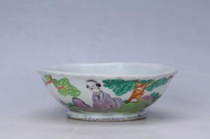 002960“炳源”款釉上彩人物纹花口碗