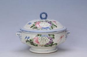 002867“鸿记玩玉”款大窑五彩花卉纹盖盅