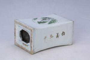 002872“荣玉”款“鹤寿松年”红绿彩松鹤纹枕