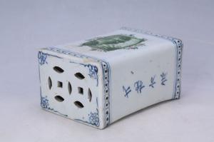 002879“荣玉出品”款“振兴国货”青花红绿彩水乡风景图枕