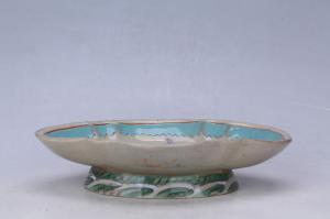 002976粉彩花蝶纹菱形花口盘