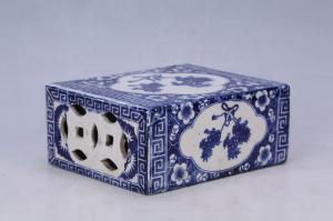 002882“华南磁厂”款蓝彩狮子戏球纹枕