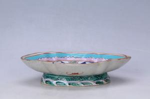 002978粉彩花卉纹菱形花口盘