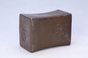 002884褐釉陶印花方枕