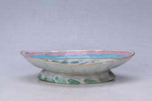 002979粉彩花蝶纹菱形花口盘