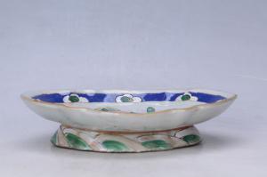 002980粉彩花蝶纹菱形花口盘