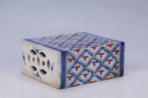 002888青花红绿彩锦地纹方枕