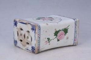 002890“沙坪荣玉”款青花红绿彩花卉纹枕