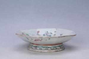 002990“光绪年制”款粉彩花卉纹八角盘