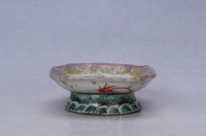 002992粉彩花碟纹花口盘