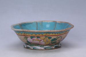 003000釉上彩花蝶纹花口碗