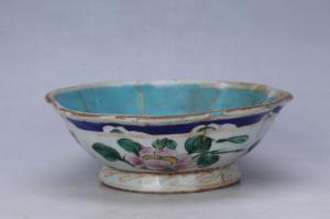 003003“和顺”款釉上彩花蝶纹花口碗