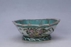 003004“吴兴合”款釉上彩花卉纹花口碗