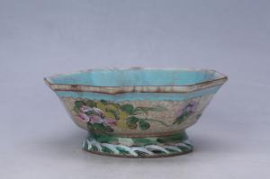 003005“合兴造”款釉上彩花蝶纹花口碗