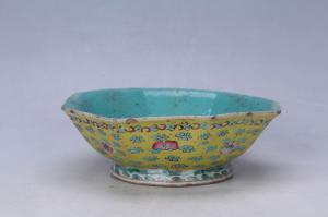 003009“同治年制”釉上彩花卉纹八角碗