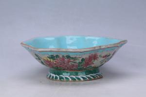 003010粉彩花蝶纹花口碗