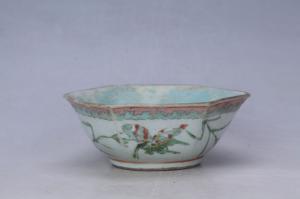 003012粉彩花蝶纹六角碗