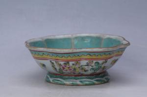 003015粉彩花蝶纹花口碗