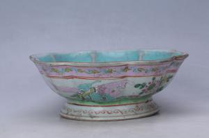 003016粉彩花蝶纹花口碗