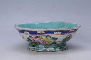 003017“吴兴合造”款粉彩花蝶纹花口碗