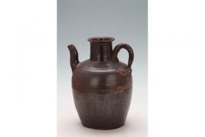 003128褐釉贴梅纹执壶