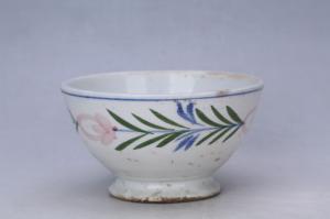 003023五彩缠枝花卉纹碗