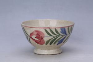 003024五彩缠枝花卉纹碗