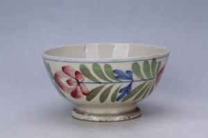 003025五彩缠枝花卉纹碗