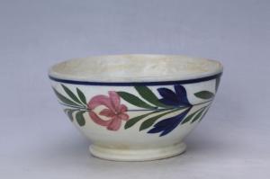 003026“正玉”款五彩缠枝花卉纹碗
