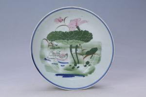 003136青花红绿彩莲池鸳鸯纹盘
