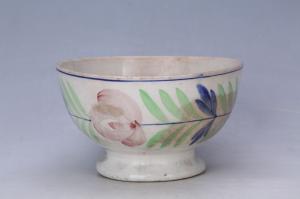 003027五彩缠枝花卉纹碗