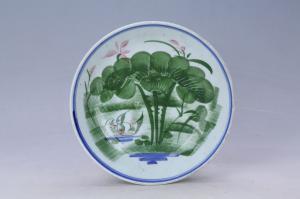 003137青花红绿彩莲池鸳鸯纹盘