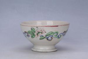 003029五彩缠枝花卉纹碗