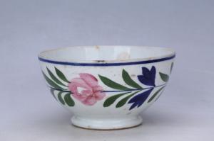 003032“正玉”款五彩缠枝花卉纹碗