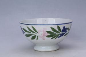 003033“荣玉”款五彩缠枝花卉纹碗