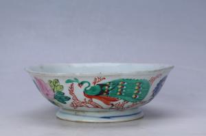 003034“海城督造”款五彩孔雀花卉纹花口碗