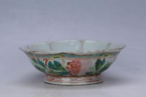 003037釉上彩花卉纹花口碗