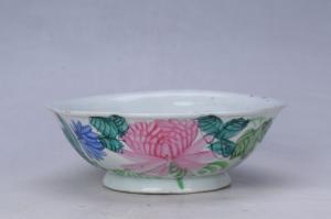 003040“义利彩庄”款釉上彩花卉纹花口碗