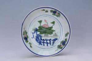 003143青花红绿彩莲池纹盘