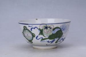 003048“恒春出品”款青花红绿彩狮戏球纹碗