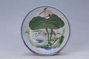 003147青花红绿彩莲池鸳鸯纹盘