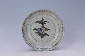 003158青花红绿彩花卉纹花口盘