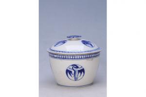 002869白釉青花团鹤纹盒