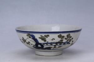 003061青花红绿彩花草纹碗