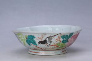 003062“新记彩庄”款彩绘公鸡纹花口碗