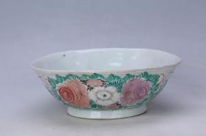 003064五彩花卉纹花口碗