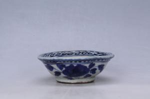 003065“荣玉”款青花花蝶纹花口碗