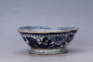 003071“坤玉”款青花花卉纹花口碗